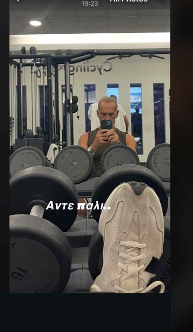 O Πέτρος Κωστόπουλος μαγειρεύει στο σπίτι του - Με εστίες γκαζιού και μωσαϊκό πάτωμα η κουζίνα του