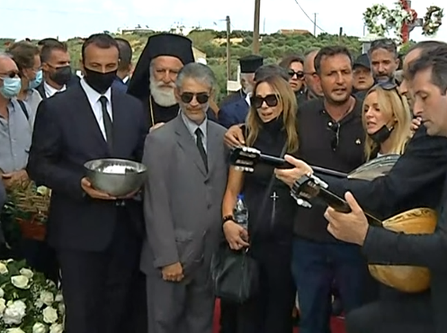 Μίκης Θεοδωράκης: "Κλαίει κι η μάνα μου στο μνήμα" - Το συγκλονιστικό τραγούδι του Μπάση πάνω από τον τάφο μαζί με την Μαργαρίτα