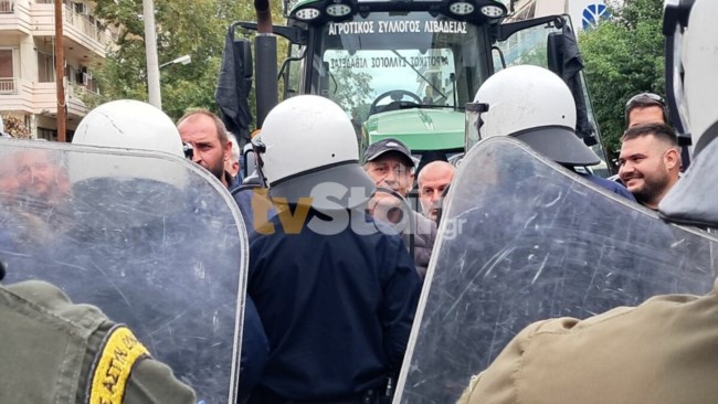 Επεισόδια στη Λιβαδειά: Αγρότες συγκρούστηκαν με αστυνομικούς και περικύκλωσαν τον Τσιάρα [εικόνες-βίντεο]