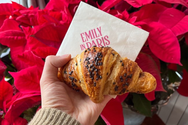 "Ça suffit!" - Φτάνει πια: Έξαλλοι οι θαυμαστές της "Emily in Paris" με το... όχι τέλειο κρουασάν ενός παραδοσιακού φούρνου