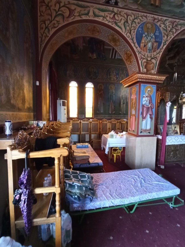 Έστησαν ράντζα σε εκκλησίες για τους πλημμυροπαθείς στα Φάρσαλα [εικόνες]