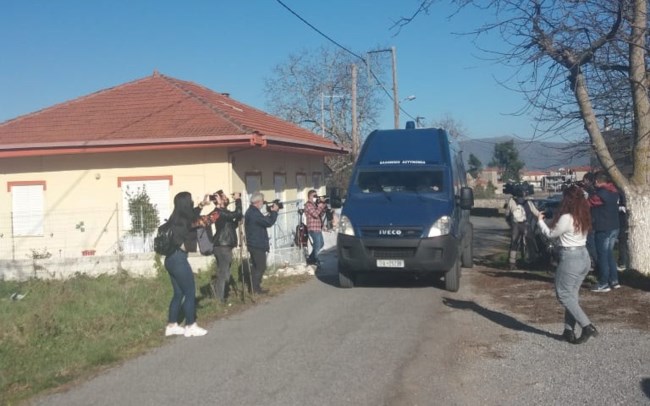 Δημήτρης Λιγνάδης: Η στιγμή της άφιξης στις φυλακές Τρίπολης - Σε απομόνωση ο σκηνοθέτης