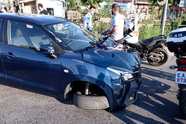 Τροχαίο στην Ιερά Οδό: Αυτοκίνητο παραβίασε τις μπάρες και συγκρούστηκε με τρένο [Εικόνες]