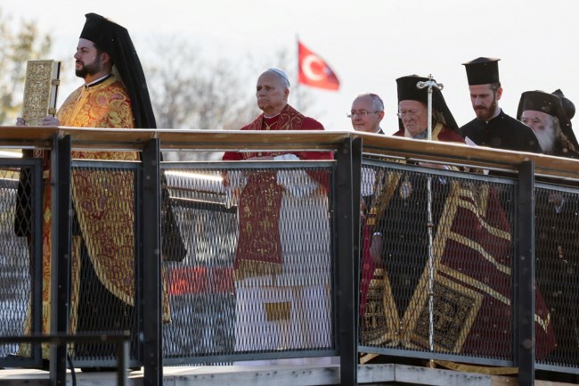 Ιστορική συνάντηση Πατριάρχη και Πάπα στη Νίκαια Βιθυνίας - Κοινό προσκύνημα, απήγγειλαν μαζί το "Πιστεύω" [βίντεο]