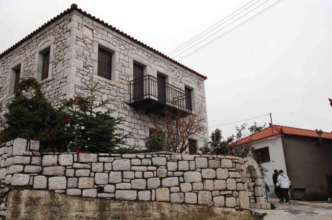 Το ορεινό παραδεισένιο και ιστορικό χωριό που απέχει μόλις 2 ώρες από την Αθήνα [εικόνες]
