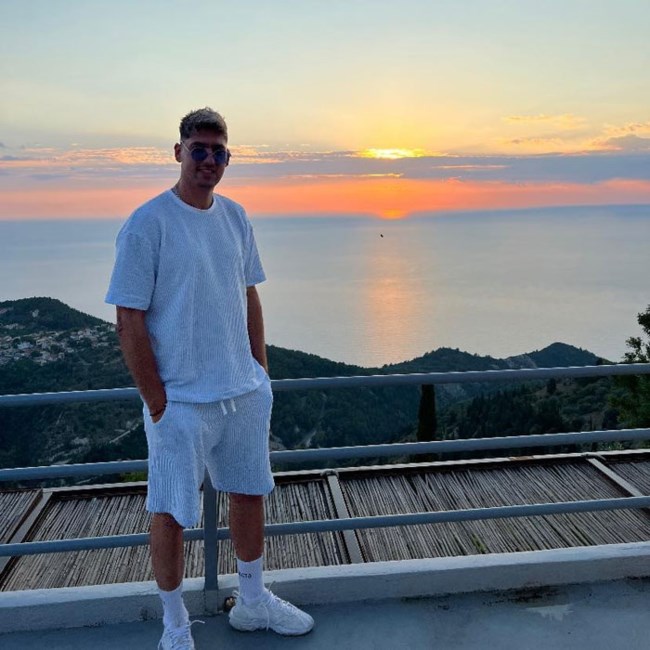 Αμφιλοχία: Μυστήριο με τη "βουτιά θανάτου" του 27χρονου ποδοσφαιριστή- Με λευκά μπαλόνια η κηδεία του