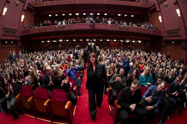 Μόνικα Μπελούτσι: Η επιτομή της θηλυκότητας με trench coat και over the knee μπότες Christian Louboutin