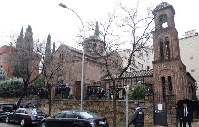 Πριγκίπισσα Ειρήνη: Υπό βροχή ο πρώτος αποχαιρετισμός - Σύσσωμη η βασιλική οικογένεια της Ισπανίας στον Καθεδρικό της Μαδρίτης [εικόνες]