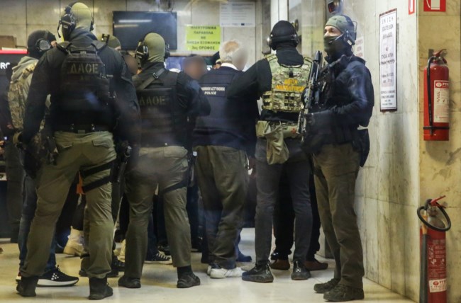 Στην Εισαγγελία Πειραιά ο Έλληνας "Εσκομπάρ" και οι 4 συλληφθέντες για το φορτίο κοκαΐνης [εικόνες - βίντεο]