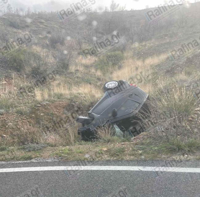 Σοβαρό τροχαίο στο Πικέρμι - Αυτοκίνητο έπεσε σε χαντάκι [εικόνες]