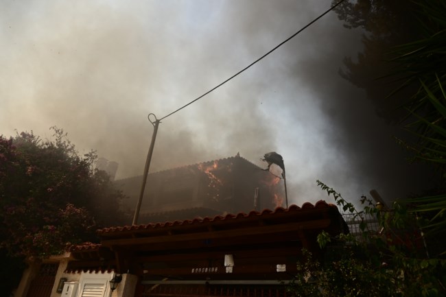 Δήμαρχος Σαρωνικού για τη φωτιά στον Κουβαρά: Καίγονται τα πρώτα σπίτια - Δεν βλέπω στα 10 μέτρα [βίντεο]