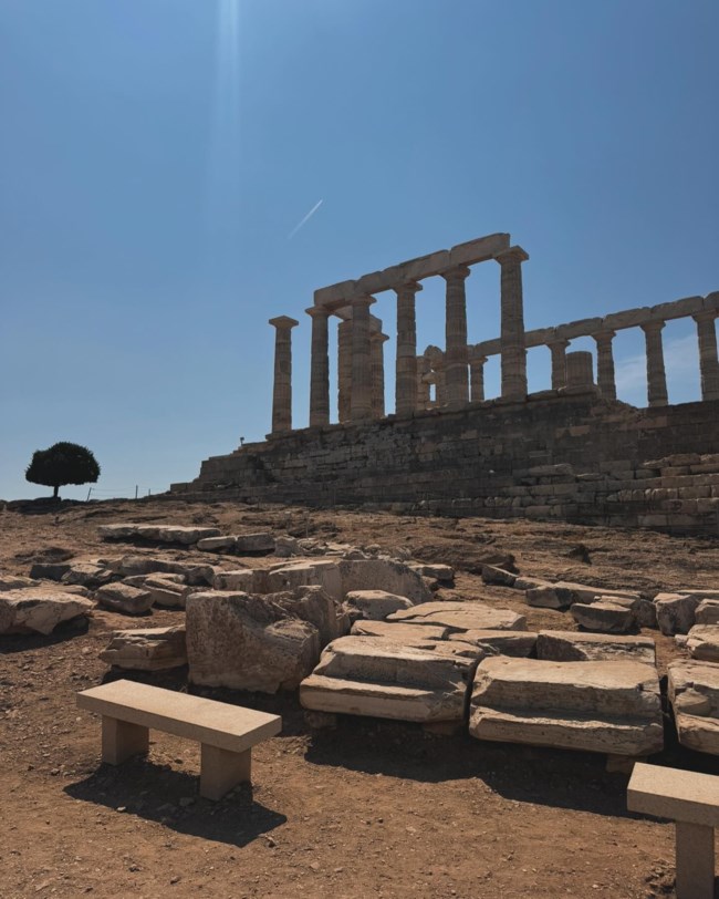 Τζένη Μπαλατσινού: Στο Σούνιο με τον Παναγιώτη Αντώνιο Κικίλια - Ξυπόλητοι στον Ναό του Ποσειδώνα