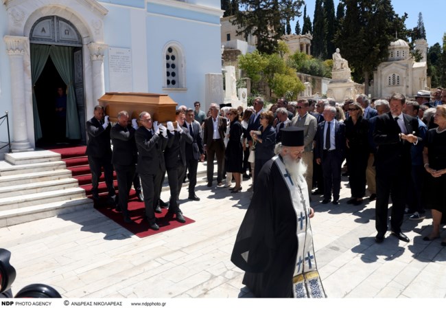 Κηδεία Michel de Grèce: Με λευκό κοστούμι η σύζυγός του Μαρίνα Καρέλλα - Η τρυφερή αγκαλιά με την Άννα Μαρία