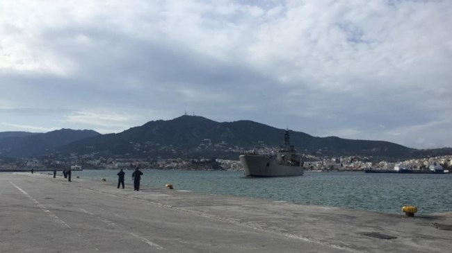 Μυτιλήνη: Στο αρματαγωγό Ρόδος επιβιβάζονται οι πρόσφυγες [εικόνες]