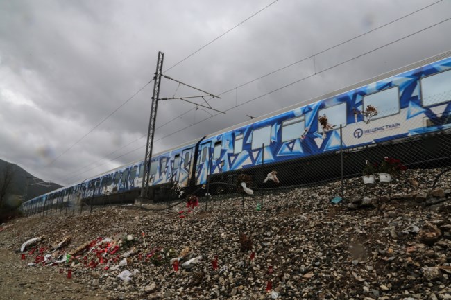 Η συγκινητική στιγμή που το Intercity περνάει για πρώτη φορά από το σημείο της τραγωδίας στα Τέμπη [βίντεο]
