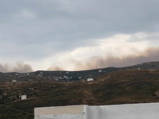 Δύο φωτιές στην Άνδρο: Ενα ελικόπτερο και δύο αεροσκάφη στη μάχη της κατάσβεσης [εικόνες]