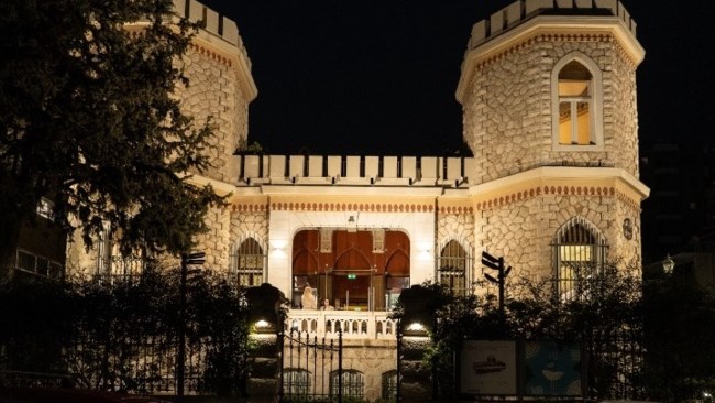 Τι είναι ο γοτθικός πύργος του 19ου αιώνα που βλέπουμε φωταγωγημένο στην παραλιακή του Φαλήρου [εικόνες]
