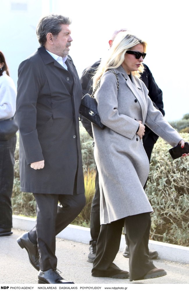 Μαζί, συντετριμμένοι, Ελένη Μενεγάκη και Γιάννης Λάτσιος στην κηδεία του Παπαδάκη [βίντεο]