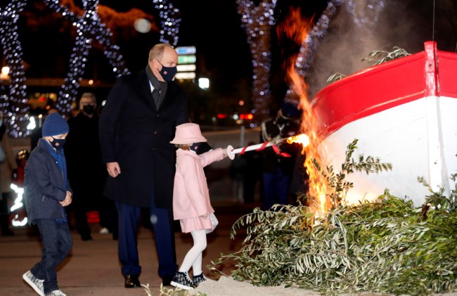 Πριγκίπισσα Σαρλίν: Η νέα εμφάνιση με απίθανο κόκκινο παλτό και η fashionista κόρη της