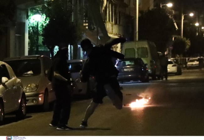 Παύλος Φύσσας: Επεισόδια στη Νίκαια στο τέλος της πορείας με πέτρες και μολότοφ - 8 χρόνια από τη δολοφονία του