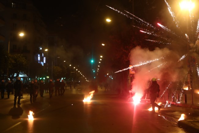Πολυτεχνείο: Επεισόδια σε Θεσσαλονίκη και Πάτρα - Μολότοφ, χημικά και συλλήψεις [Εικόνες - Βίντεο]