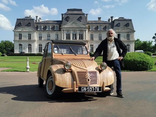 Ένα ξύλινο 2CV, μοναδικό στον κόσμο βγαίνει στο σφυρί