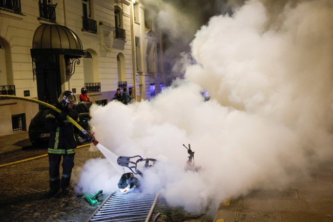 Επεισόδια στη Γαλλία: Αυτός είναι ο 24χρονος πυροσβέστης που πέθανε ενώ προσπαθούσε να σβήσει φωτιά σε οχήματα