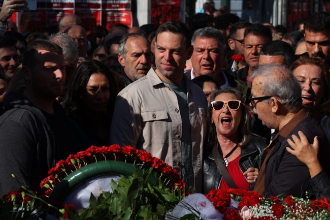 Ο Στέφανος Κασσελάκης κατέθεσε στεφάνι στο Πολυτεχνείο - Μαζί του η Μέλπω Λεκατσά [εικόνες - βίντεο]