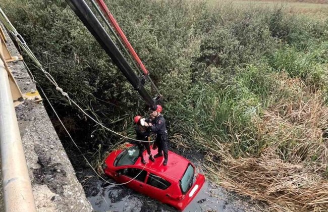 Θέρμη: Αυτοκίνητο έπεσε σε αρδευτικό κανάλι - Απεγκλωβίστηκαν σώες η οδηγός και μία συνεπιβάτης [εικόνες]