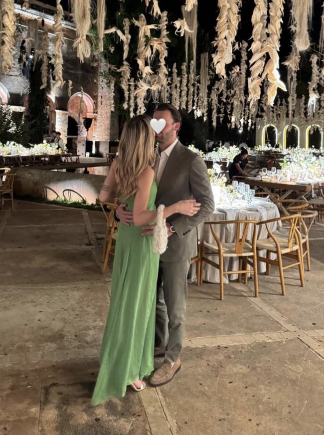 "Just a girl and her dog": Η Αμαλία Κωστοπούλου απολαμβάνει το γεύμα της μαζί με τον ανήσυχο σκύλο της