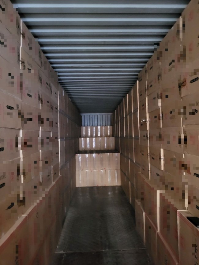 Φορτίο μαμούθ με σχεδόν 11 εκ. λαθραία τσιγάρα στον Πειραιά - Κρυμμένα σε υαλικά με προορισμό το Μαυροβούνιο