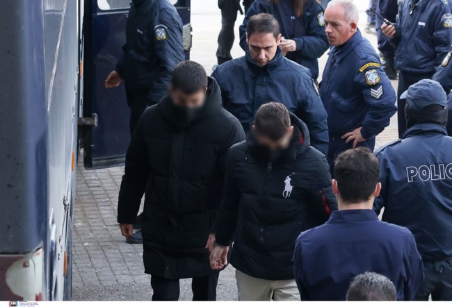 Ένταση έξω από τα δικαστήρια για τη δολοφονία του Άλκη Καμπανού - "Ανεγκέφαλοι συνεχίζουν τη βία"