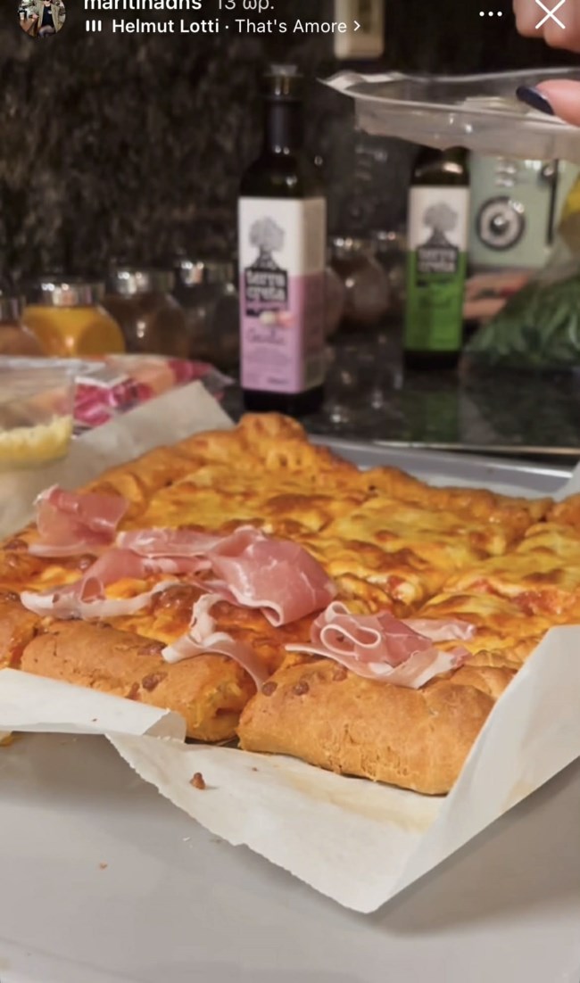 Η Μαριτίνα Ντενίση μαγειρεύει στην κουζίνα του σπιτιού της