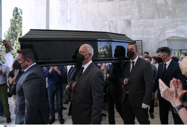 Κηδεία Ηλία Νικολακόπουλου: Το τελευταίο χειροκρότημα από δεκάδες πολίτες, πολιτικούς και δημοσιογράφους στο Α' Νεκροταφείο [Εικόνες]