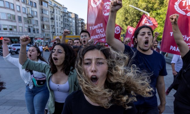 Τουρκία: Άγρια επεισόδια στην Ταξίμ - Συγκρούσεις με την αστυνομία σε διαδήλωση κατά του Ερντογάν στην Κωνσταντινούπολη