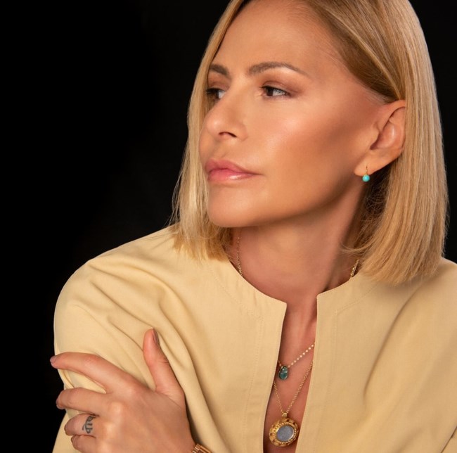 Τζένη Μπαλατσινού: Το minimal chic look της, τα κοσμήματα που της έδωσαν λάμψη και το τατουάζ στο δάχτυλο