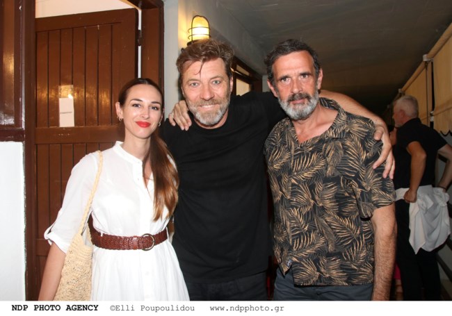 Βίκυ Παπαδοπούλου: Πανέμορφη, με λευκό shirt dress στην Επίδαυρο [εικόνα]