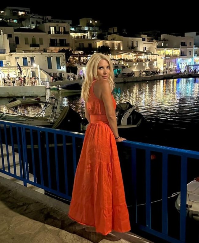 Ελένη Μενεγάκη: Μια κούκλα με αέρινο φόρεμα με παρτούς ώμους και βολάν στον λαιμό και τσάντα Louis Vuitton
