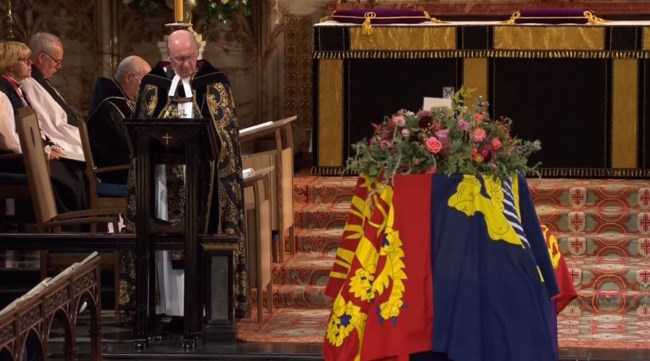 Το φέρετρο της βασίλισσας στο παρεκκλήσι του Αγίου Γεωργίου - Ξεκίνησε η τελετή