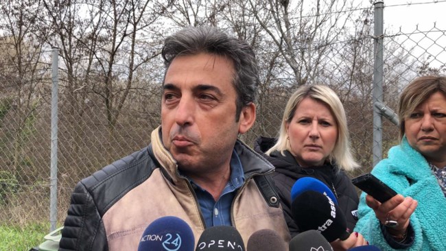 Τραγωδία στα Τέμπη: Σε απόγνωση πατέρας που ψάχνει τον 26χρονο γιο του - "Μας ζητούν αναγνώριση από ρούχα και τατουάζ"