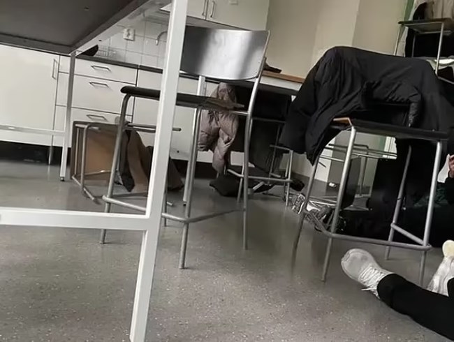 ΣΟΥΗΔΙΑ ΠΥΡΟΒΟΛΙΣΜΟΙ ΣΧΟΛΕΙΟ