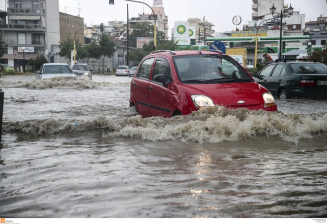 Στο έλεος της κακοκαιρίας η Βόρεια Ελλάδα - Δρόμοι "ποτάμια" και ζημιές από το χαλάζι [Εικόνες-Βίντεο]