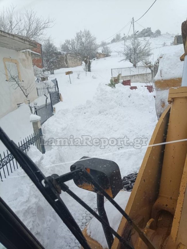 Δερβενοχώρια: Διάσωση οικογένειας με μικρά παιδιά από την Πυροσβεστική - Είχαν αποκλειστεί από το χιόνι