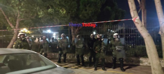 Θεσσαλονίκη: Επεισόδια στο ΑΠΘ- Έπεσαν χημικά και βόμβες μολότοφ μεταξύ αντιεξουσιαστών και ΜΑΤ