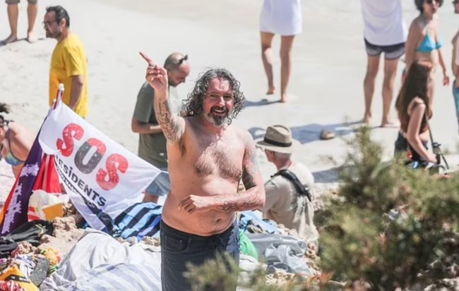 Εξω φρενών οι ντόπιοι με τους τουρίστες στη Μαγιόρκα: Τους φωνάζουν "go, go, go" και τους διώχνουν από τις παραλίες