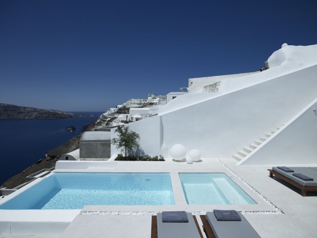 100% Σαντορίνη: Μια υπόσκαφη κατοικία στην Οία γίνεται το απόλυτο καλοκαιρινό dream house