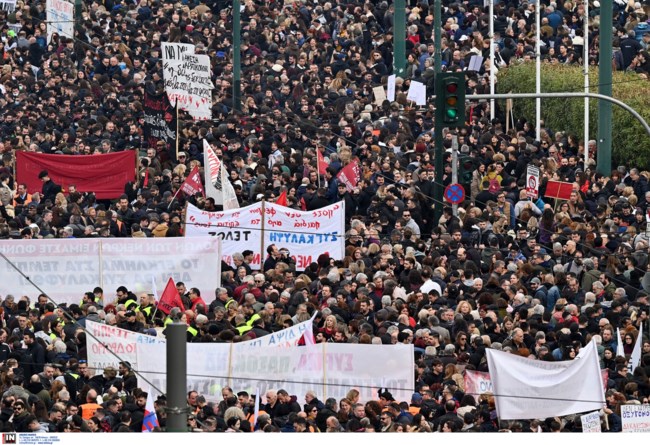 Guardian για τη λαοθάλασσα στις συγκεντρώσεις για τα Τέμπη: Οργή για τους χειρισμούς της κυβέρνησης, έκθετος ο Μητσοτάκης