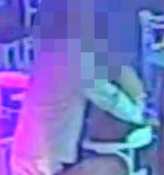 Βιασμός στα Μάλια: Σοκ από φωτογραφίες του πατέρα να ερωτοτροπεί με την κόρη του [εικόνες]