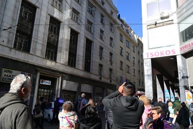 Ομόνοια: Ανδρας απειλεί να πέσει από ταράτσα - "Θα μας γκρεμίσουν ένα δωμάτιο" λέει η κόρη του