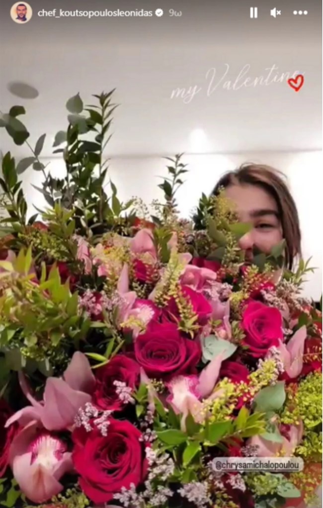 Ρομαντικός ο Κουτσόπουλος: "Έπνιξε" στα λουλούδια την Χρύσα Μιχαλοπούλου - Η τεράστια ανθοδέσμη που της έδωσε